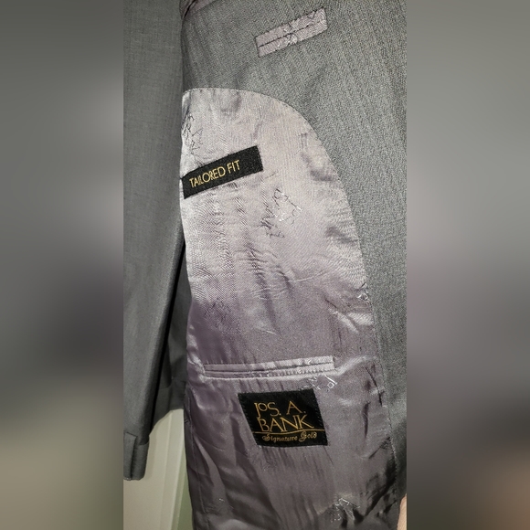JoS. A. Bank, Signature Gold, 100 % wool suit. New old stock, with original tag. - Picture 13 of 16